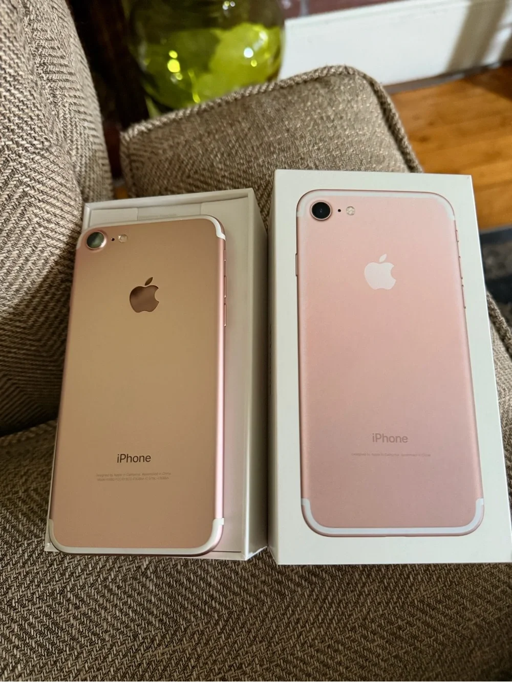 Apple iPhone 7 Rose Gold with original Box. T Mobile. Unlocked